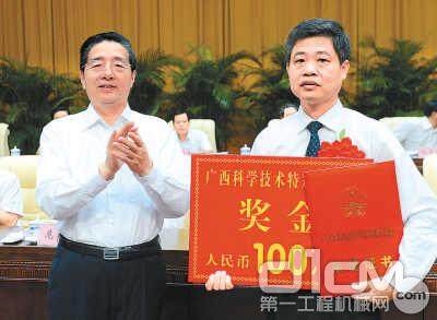 自治区党委书记郭声琨（左）为玉柴集团颁发“广西科学技术特别贡献奖”