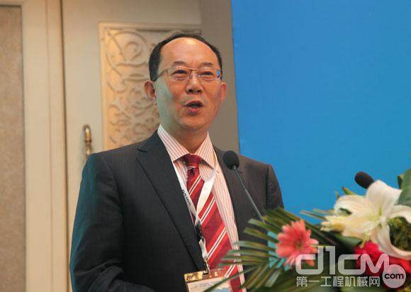 武汉中南工程机械设备公司董事长胡嘉慧发表主题演讲