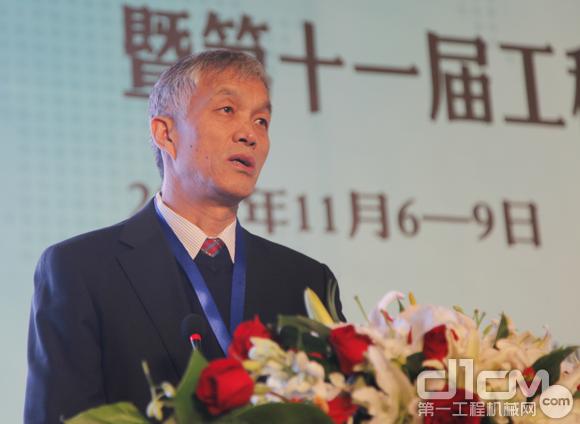中国工程机械工业协会会长祁俊在大会现场做协会四届二次会员代表大会陈说