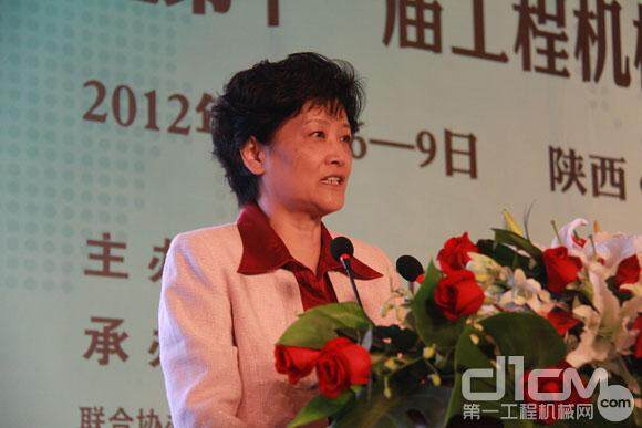  厦门厦工机械股份有限公司董事长陈玲女士主持大会