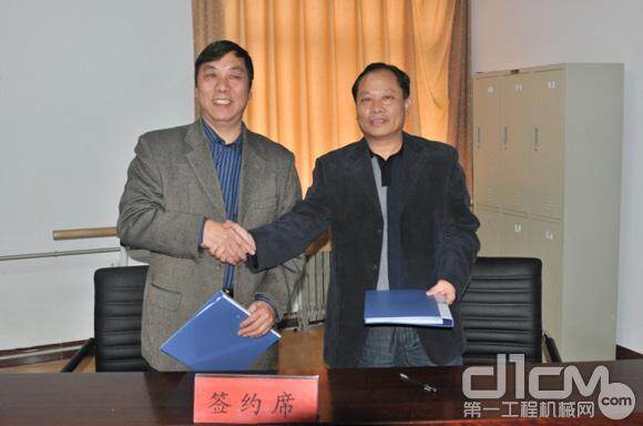 河南省高远公路养护技术有限公司与新乡学院举行校企合作签约暨揭牌仪式 