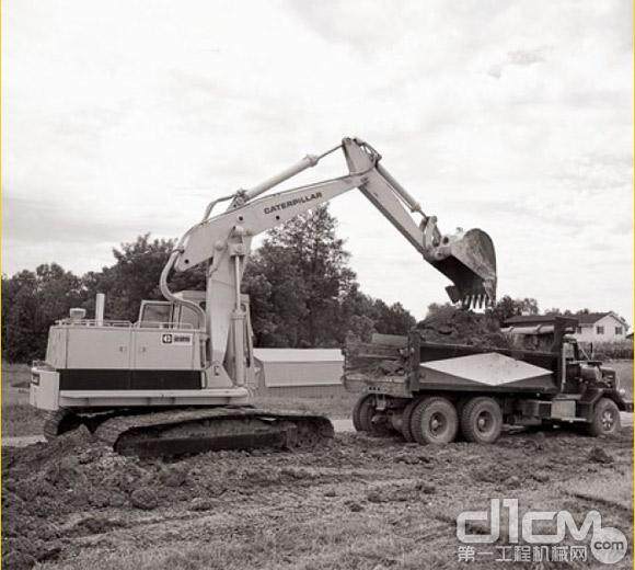 1972年，Cat® (卡特）225 液压挖掘机问世，卡特彼勒迈进了液压挖掘机领域
