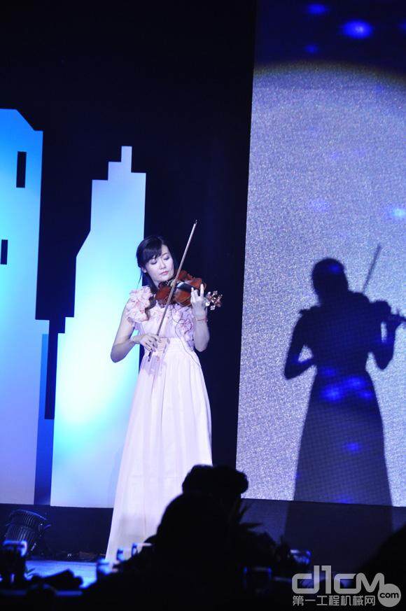 中联重科混凝土机械公司宝马展主题大会小提琴表演