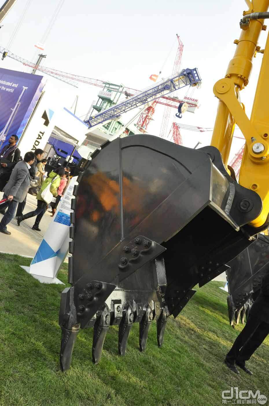 中联重科ZE480E挖掘机部件细节展示