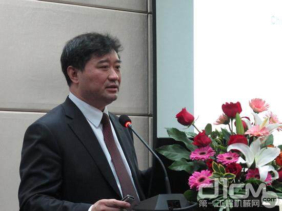 中国工程机械工业协会秘书长苏子孟先生做行业发展报告