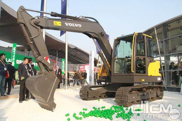沃尔沃建筑设备EC80D型履带式挖掘机亮相2012上海宝马展