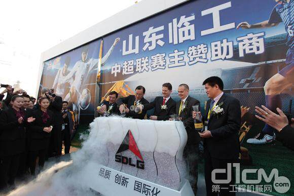 2012年上海宝马展，山东临工发布符合欧盟标准的装载机和<a href=http://product.d1cm.com/wajueji/ target=_blank>挖掘机</a>新品