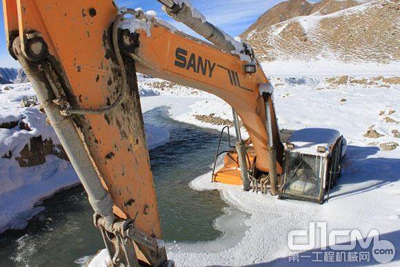 冰河中的挖掘机