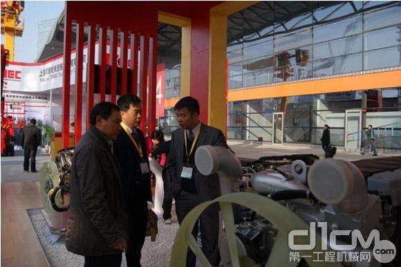2012上海宝马展，安徽华菱星马刘汉如董事长在中国重汽发动机展台