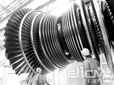 上海电气员工在吊装国产化率100%的百万千万级核电站堆内构件