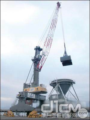在法国大西洋海岸作业的全新LPS 550移动式码头高架吊机确保了散装运输的高效性