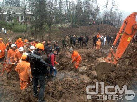 云南镇雄滑坡事故，工程机械救援现场