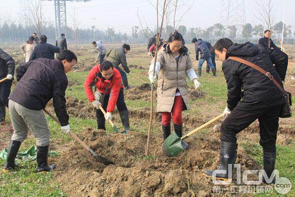 小松(中国)在常州市开展樱花林植树活动