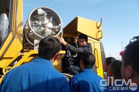 雷沃装载机新疆开展新能源装载机培训活动