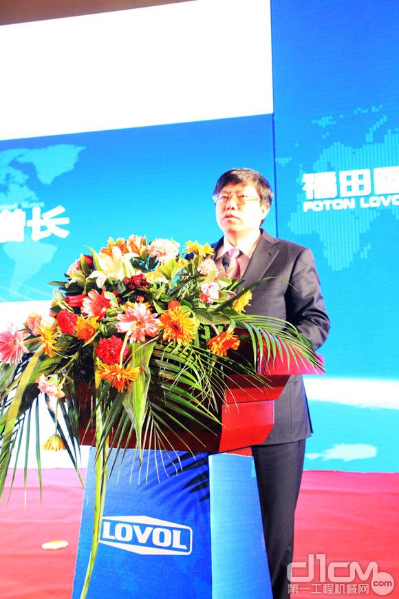 王桂民董事长、总经理向与会经销商介绍2012年福田雷沃重工运营情况