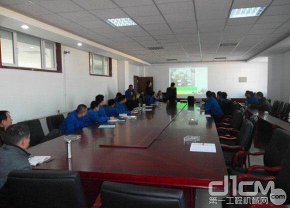 正在为新疆地区雷沃LNG装载机大客户开展培训