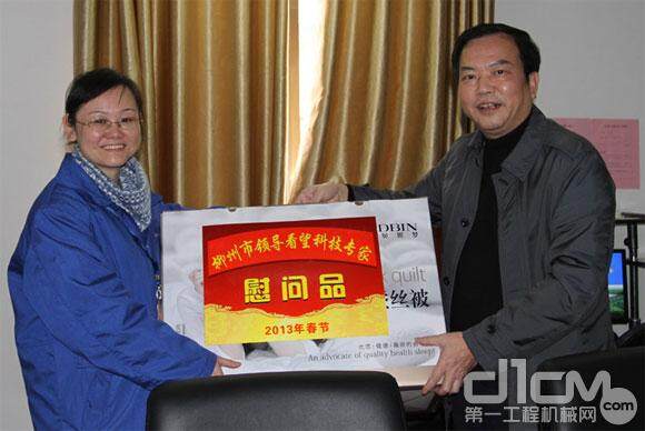 柳州市副市长王柳平到柳工欧维姆慰问技术拔尖人才