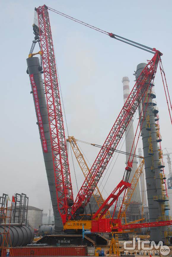 三一SCC16000履带起重机圆满完成茂名石化变换气吸收塔下段吊装作业