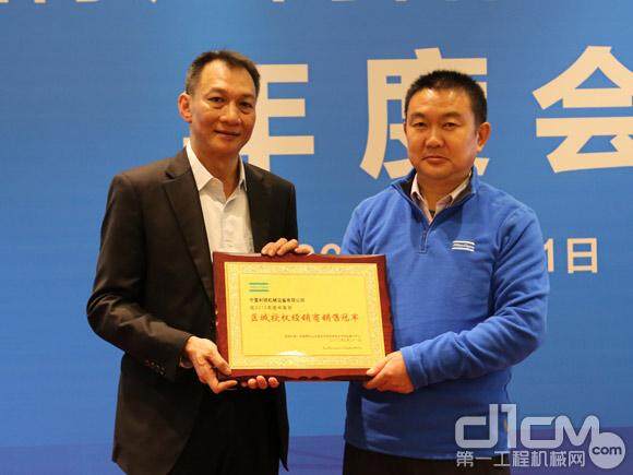 文扬之总经理向2012区域授权经销商销售冠军杨玖红总经理颁奖