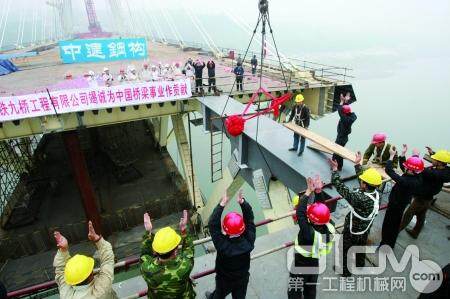 中国建筑承建首座公路、轻轨两用斜拉桥合拢