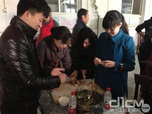 厨艺小组的志愿者员工们和特殊学员一起包饺子