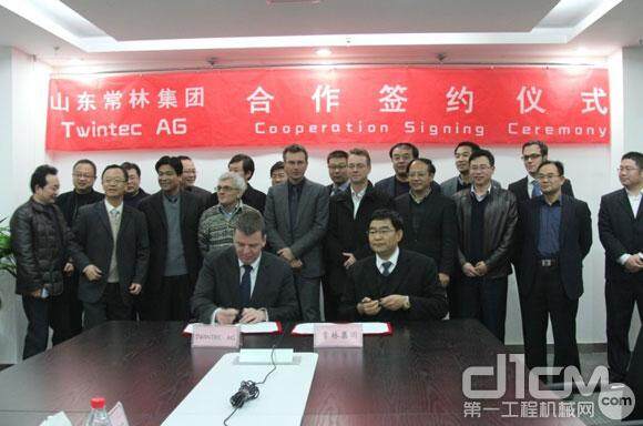 张义华董事长与威肯先生分别代表双方签署合作协议