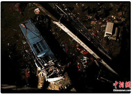 卧铺客车坠落长江大桥 中联起重机现场救援