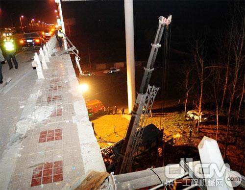 卧铺客车坠落长江大桥 中联起重机现场救援