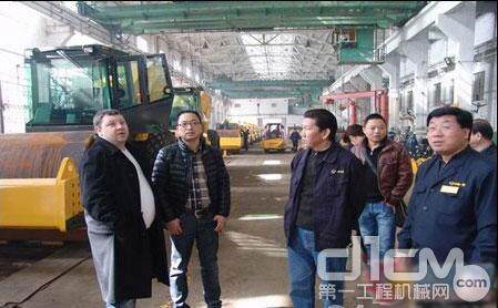 俄罗斯客人参观洛建机械产品总装线