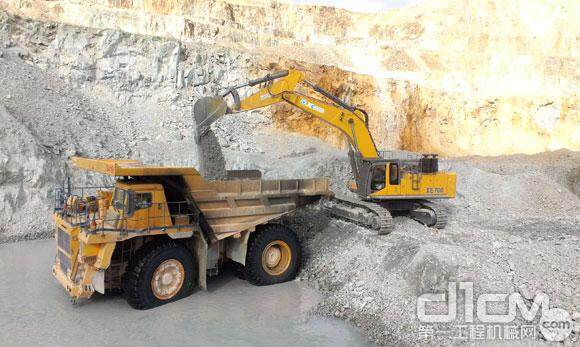 徐工大吨位挖掘机助力西亚开采铜矿资源