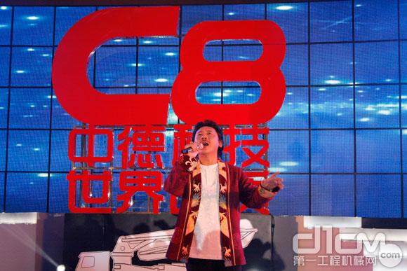 藏族歌手容中尔甲现场演唱为三一C8泵车上市创作的单曲《为梦想领跑》