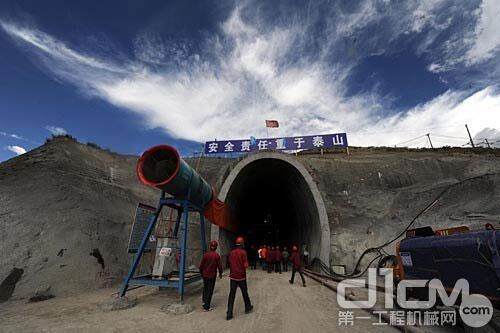 西藏拉日铁路建设进入铺架攻坚阶段