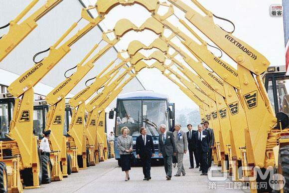 1987年6月4日，撒切尔到英国著名的JCB工程机械公司进行访问