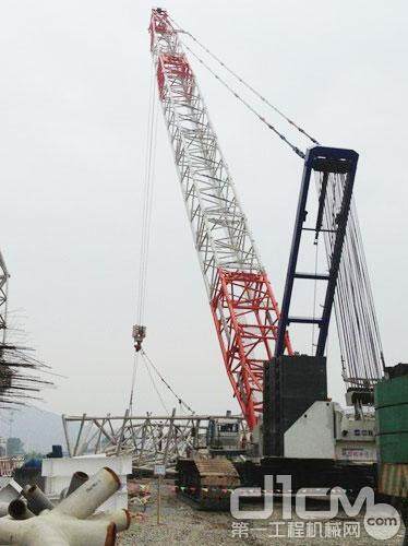 中建钢构福州海峡奥体中心项目2台大吨位履带式起重机完成首次吊装