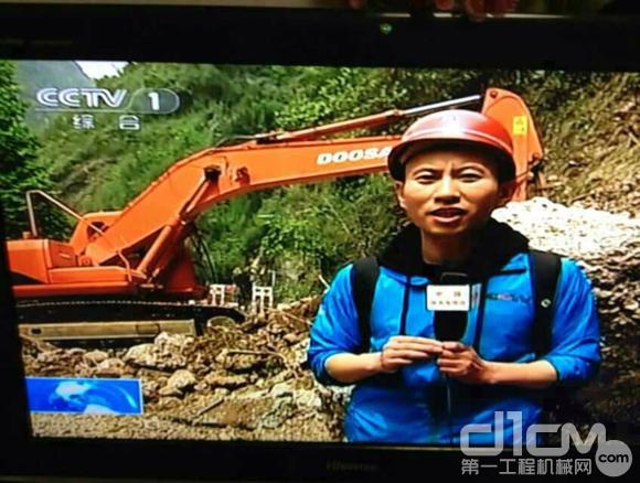 斗山挖掘机在灾区救援