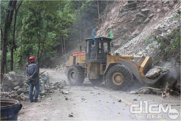 柳工装载机在抢修芦山到宝兴县道路（中坝乡路段）
