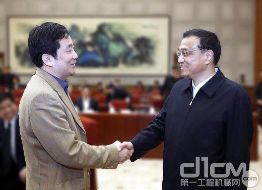李克强总理（右）跟晏平（左）亲切握手