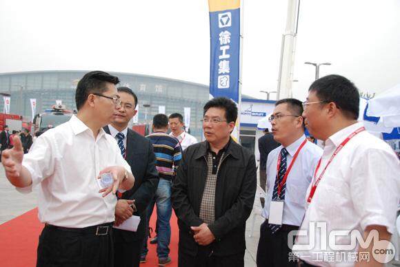 公安部上海消防研究所闵永林所长（左一）对-徐工的产品充分肯定
