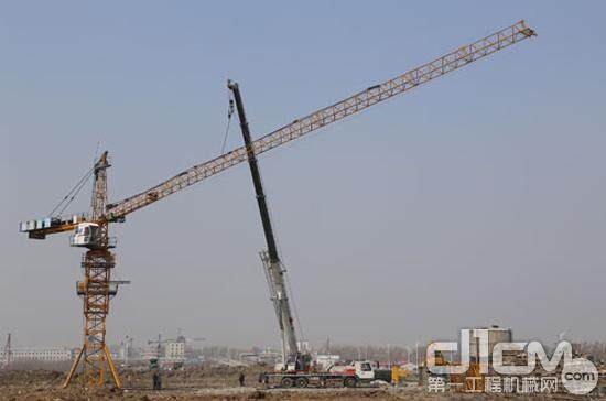 8日，尚志市稻花香产业园安装塔吊。当天该市18个产业项目开工建设