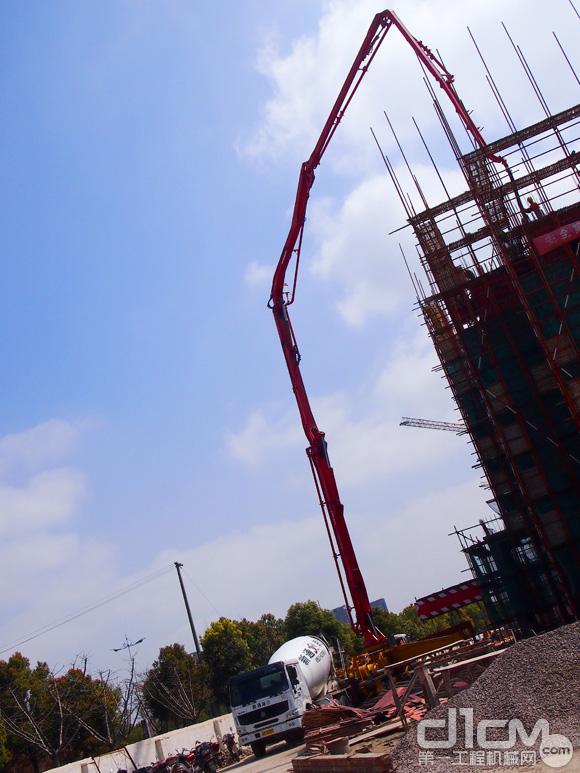 徐工52米混凝土泵车在新“地标”上展雄风