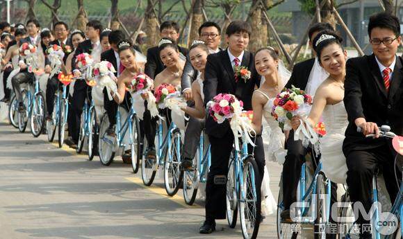新人骑自行车入婚礼现场
