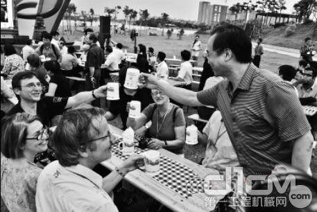 佛山新城东平河畔演绎“德国范”，德国专业乐队、德国啤酒节与中国传统美食欢迎着来自多国的客人