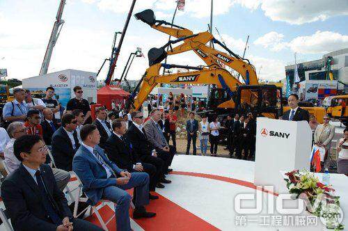 6月6日，在莫斯科举行的第十四届俄罗斯国际工程机械技术展上，中国三一集团展区向俄罗斯采购商进行产品推介