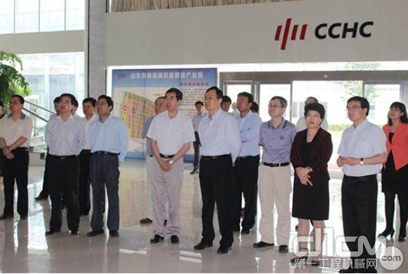 国家科技部高新司工业处调研员李志农（前排左三）在中川液压观看宣传片
