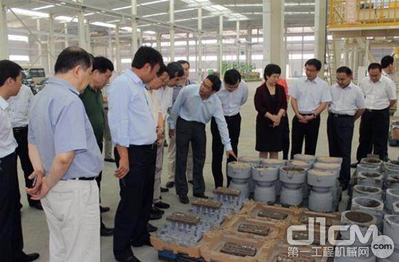 张义华董事长向考察团介绍铸造中心生产情况