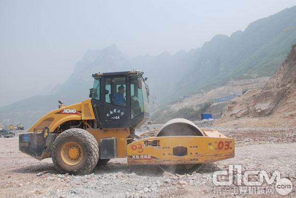 徐工XS262单钢轮振动压路机在河南省济源市河口村水库混凝土面板堆石坝机群施工