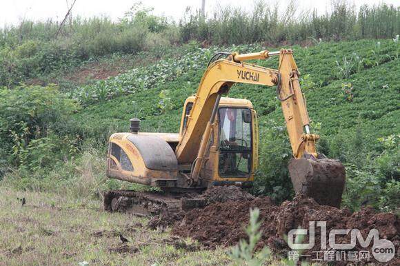 鄂西北龙王县郭老板的YC85机正在挖沟作业