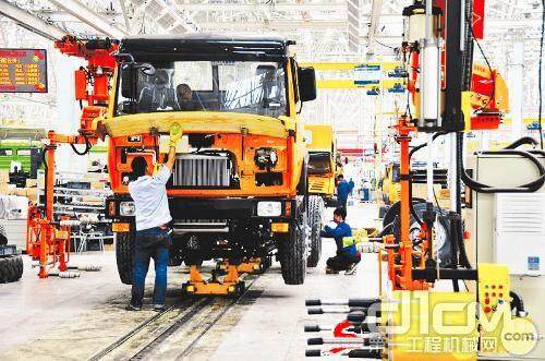 装备制造园区中的陕汽大同新能源专用汽车有限公司装配生产线
