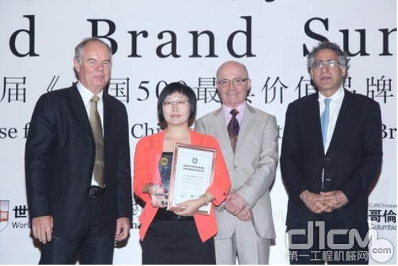 集团公司规划部总经理助理陈曼华（左二）代表玉柴领奖