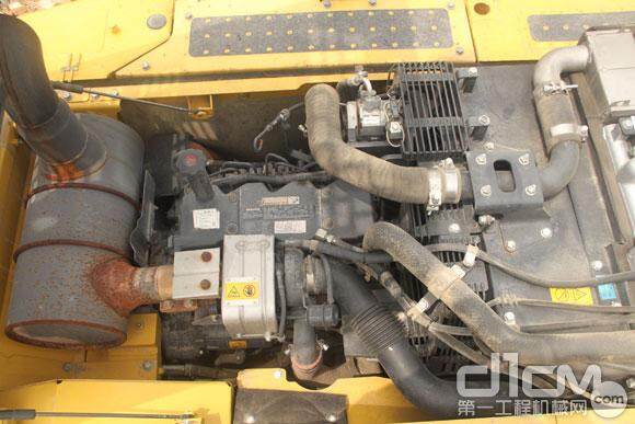 小松HB205-1混合动力挖掘机的4缸发动机